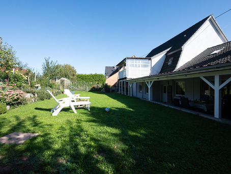 Hausansicht mit wunderschönem Garten und Ausblick