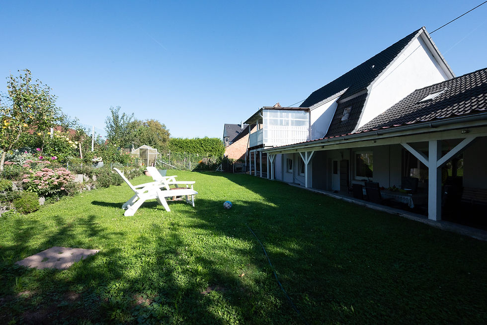 Hausansicht mit wunderschönem Garten und Ausblick