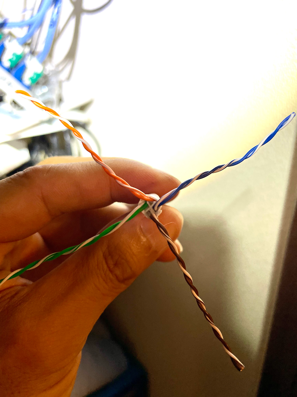 鈴鹿市で10G対応のために実施したLANケーブル張替工事の様子