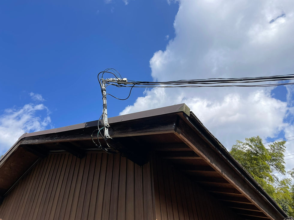 三重県鈴鹿市の戸建住宅で行った屋外LAN配線工事の様子。離れと母屋を接続するため、耐候性に優れた屋外対応LANケーブルを軒下に配線しています