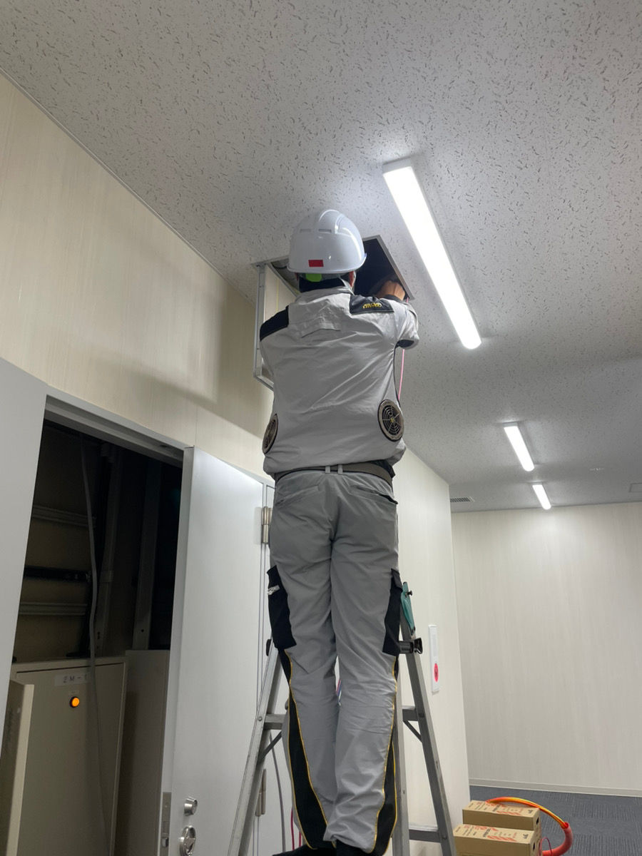 LAN配線工事中の作業風景|三重県の電気通信工事 ソーアイテック