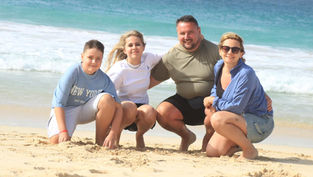 Turysta w kapeluszu i okularach przeciwsłonecznych na plaży Boa Vista na Cabo Verde.