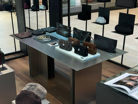 מתנה מושלמת לפסח: הפופ-אפ של NOAM HAZAN בקניון רמת אביב עם תיקי עור שיקיים וארנקים מעוצבים