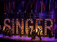 בין הישרדות לכוח: "זינגר" היא הצגה שלא נותנת לך להישאר אדיש. דרמה עוצמתית, מוזיקה חיה, תפאורה חיה ונושמת וביצוע מהפנט. 