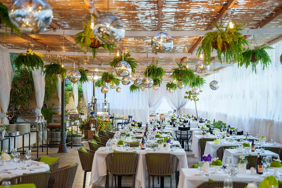 הסוכה המרכזית במסעדת Happy Fish – צילום חוסאם גנאם