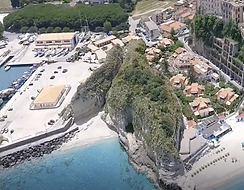 spiaggia_bianca_e_fondale_tropea.jpg