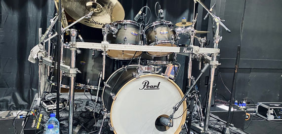 Indoor concert with Pearl Maple