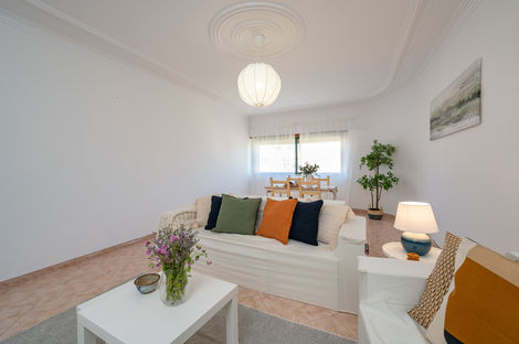 Home staging contemporâneo Vila Franca Xira - mobiliário moderno sala T2 Little Details