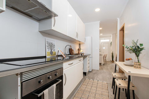Apartamento T2 Beato staging - cozinha funcional imóvel compacto Little Details