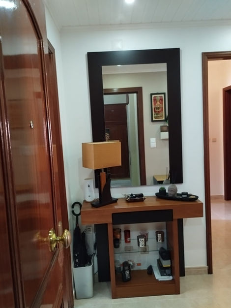 Entrada de apartamento T2 em Vila Franca de Xira antes do Home Staging para venda