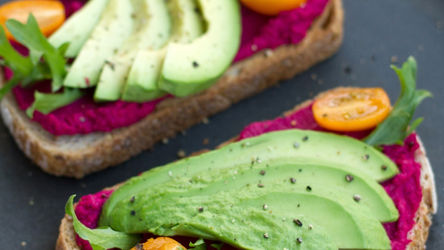 Trempette betterave rouge avec toasts à l'avocat