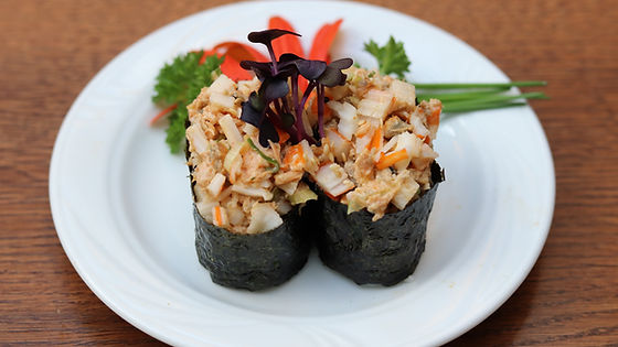 G85 mit flambiertem Lachs, Surimi und Mayonnaise