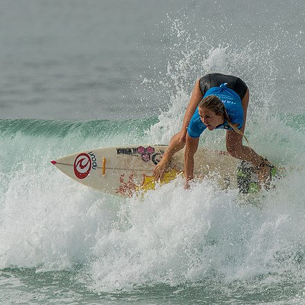 Bethany Hamilton surfando onda no Havai