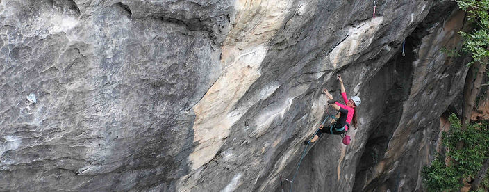 Atleta de Escalada Esportiva Amanda Criscuoli escalando via na Serra do Cipó em Minas Gerais