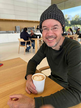 Deivis Tavares tomando um café Mocha na cafeteria da Apple Store - Cupertino - Califórnia - EUA