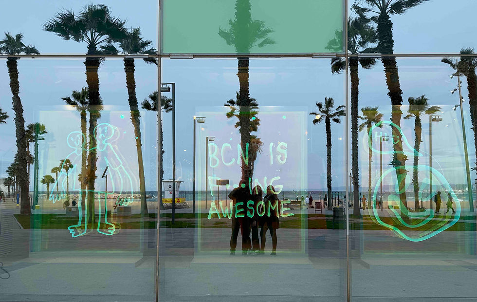 Família em frente a espelho da loja "Desigual" com a mensagem: "BCN is F...ing Awesome"