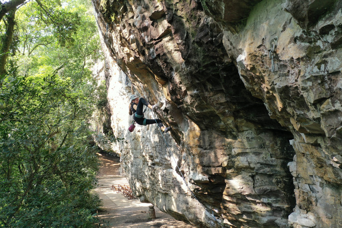 Amanda Criscuoli escalando uma via em Caxias do Sul - RS