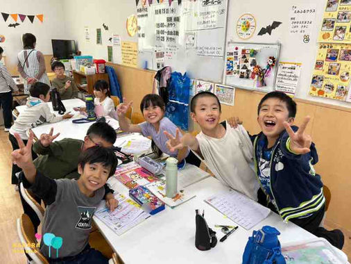 宿題に取り組む子供達の様子✏えみふる