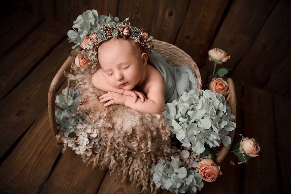 Fine Art Newborn Fotografie – schlafendes Baby mit Blumenkranz in einer blau-grünen Farbwelt