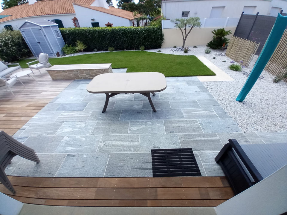 Aménagement paysager
rénovation
travaux paysagers 
terrasse en bois
terrasse en pierre naturelle
paysagiste vendée
vendée
parement de pierre 
granit 
gneiss
jardin vendée 
bois exotique
maçonnerie paysagère 
dallage en pierre
aizenay challans 
sobriété 
charme 
plantation 
grimpante 
déco jardin
vivaces 
plante couvre sol
galets silex
travertin