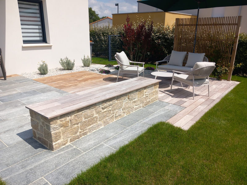 Aménagement paysager
rénovation
travaux paysagers 
terrasse en bois
terrasse en pierre naturelle
paysagiste vendée
vendée
parement de pierre 
granit 
gneiss
jardin vendée 
bois exotique
maçonnerie paysagère 
dallage en pierre
aizenay challans 
sobriété 
charme 
plantation 
grimpante 
déco jardin
vivaces 
plante couvre sol
galets silex
travertin