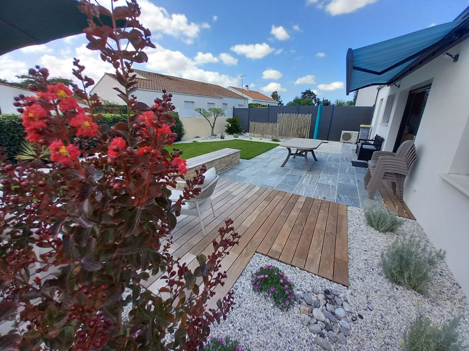 Aménagement paysager
rénovation
travaux paysagers 
terrasse en bois
terrasse en pierre naturelle
paysagiste vendée
vendée
parement de pierre 
granit 
gneiss
jardin vendée 
bois exotique
maçonnerie paysagère 
dallage en pierre
aizenay challans 
sobriété 
charme 
plantation 
grimpante 
déco jardin
vivaces 
plante couvre sol
galets silex