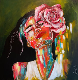 femme avec une fleur dans les cheveux