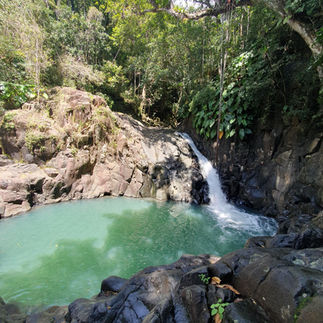 Détail de l'eau turquoise bleu laiteux caractéristique du Saut d'Acomat à Pointe-Noire