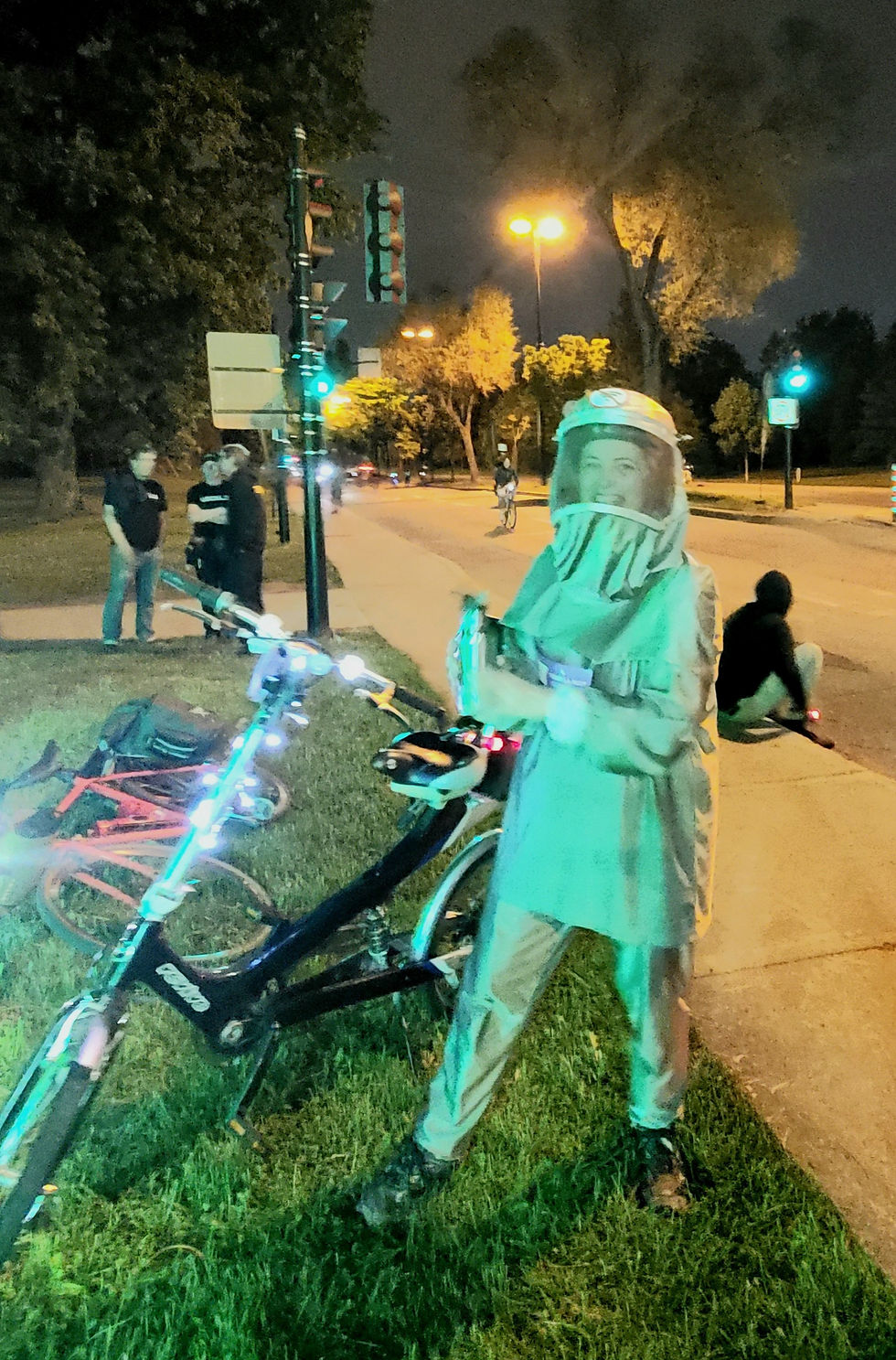 Valérie Adam, EHS portant un vêtement de blindage en argent pour se protéger des ondes à vélo au Tour la Nuit de MTL