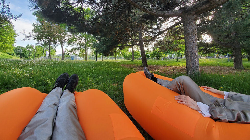 Anne Aster et Valérie Adam, EHS qui relaxent au parc en tenue de blindage contre les ondes en argent.