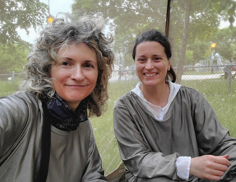 Anne Aster et Valérie Adam, EHS assises dans une cage de Faraday installée dans un parc.