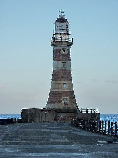 Roker_Pier_Lighthouse,_Sunderland_Harbour_-_geograph.org.uk_-_2433058.jpg