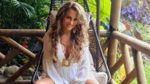 Aura Cristina Geithner graba vídeo con shorts provocativos que dejan ver un poco más