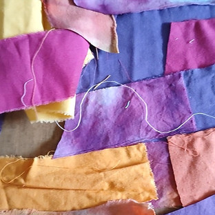 בד צבוע בגוונים סגולים, כתומים וורודים