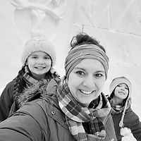 Lindsey and her two daughters smiling