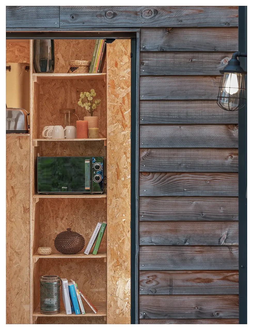 Terrasse d’écolodge en bois avec grande baie vitrée