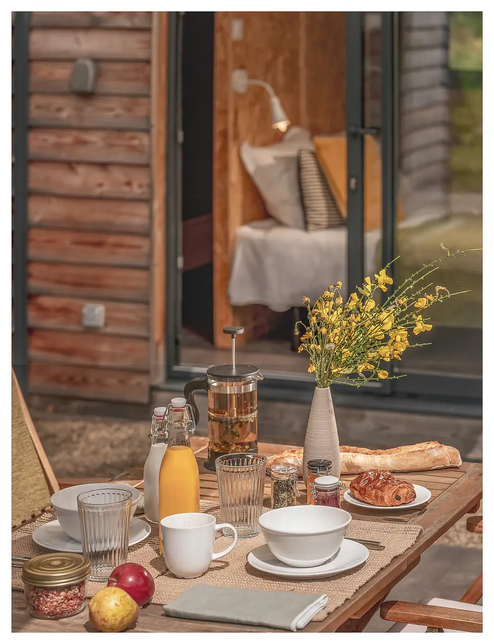 Petit-déjeuner sur terrasse en pleine nature