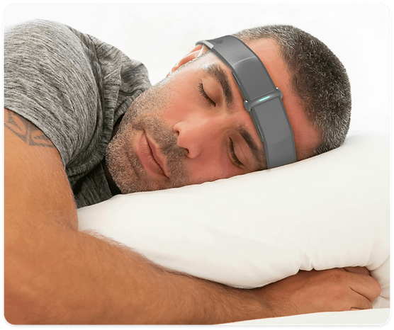 image_man_sleeping_peacefully_with_sleepup_eeg_softband.png