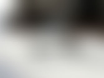 Chiave moderna master su contratto bianco immacolato, con fumo digitale che simboleggia il passaggio di proprietà psicologica.