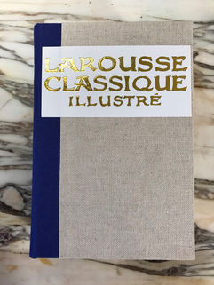 Restauration de livre ancien. Reliure traditionnelle d'un dictionnaire Larousse.