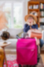 stéphanie avec sa valise