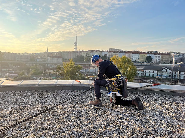 Výškový pracovník připravující si lana