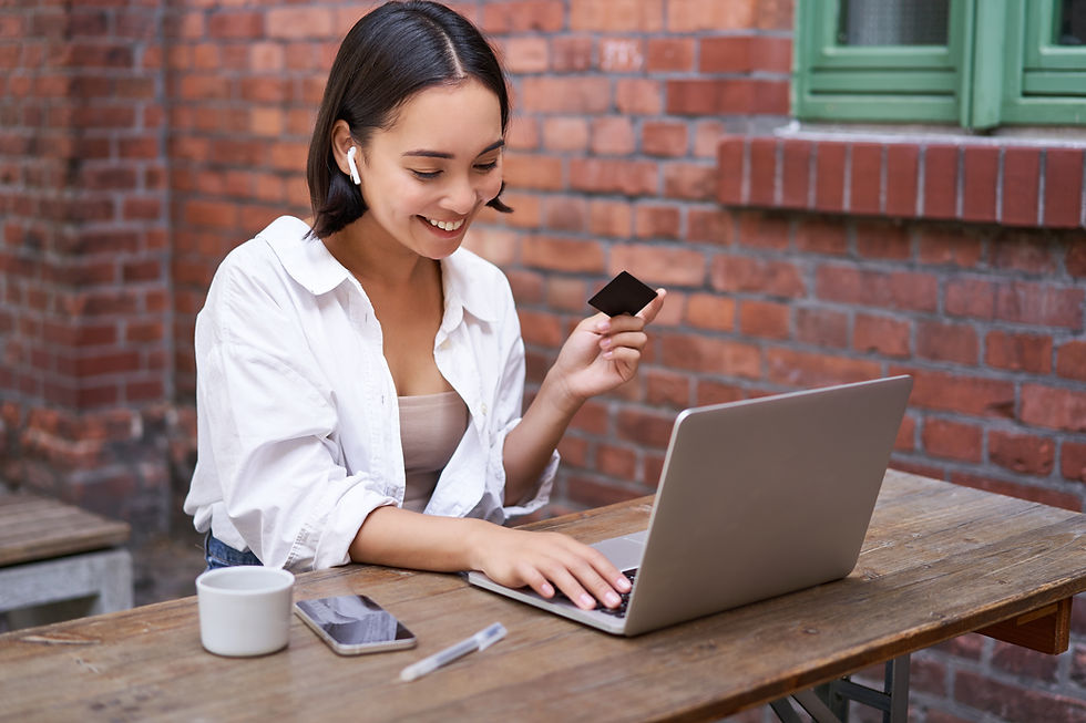 Perempuan sedang berbelanja online