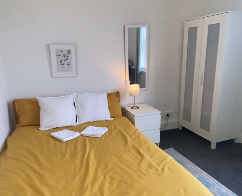 🛏️ Front double bedroom