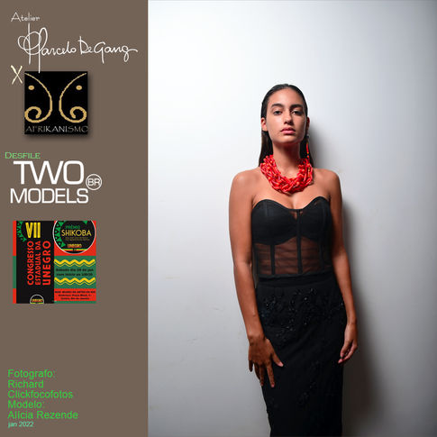 backstage desfile two models jan 22 16.jpg