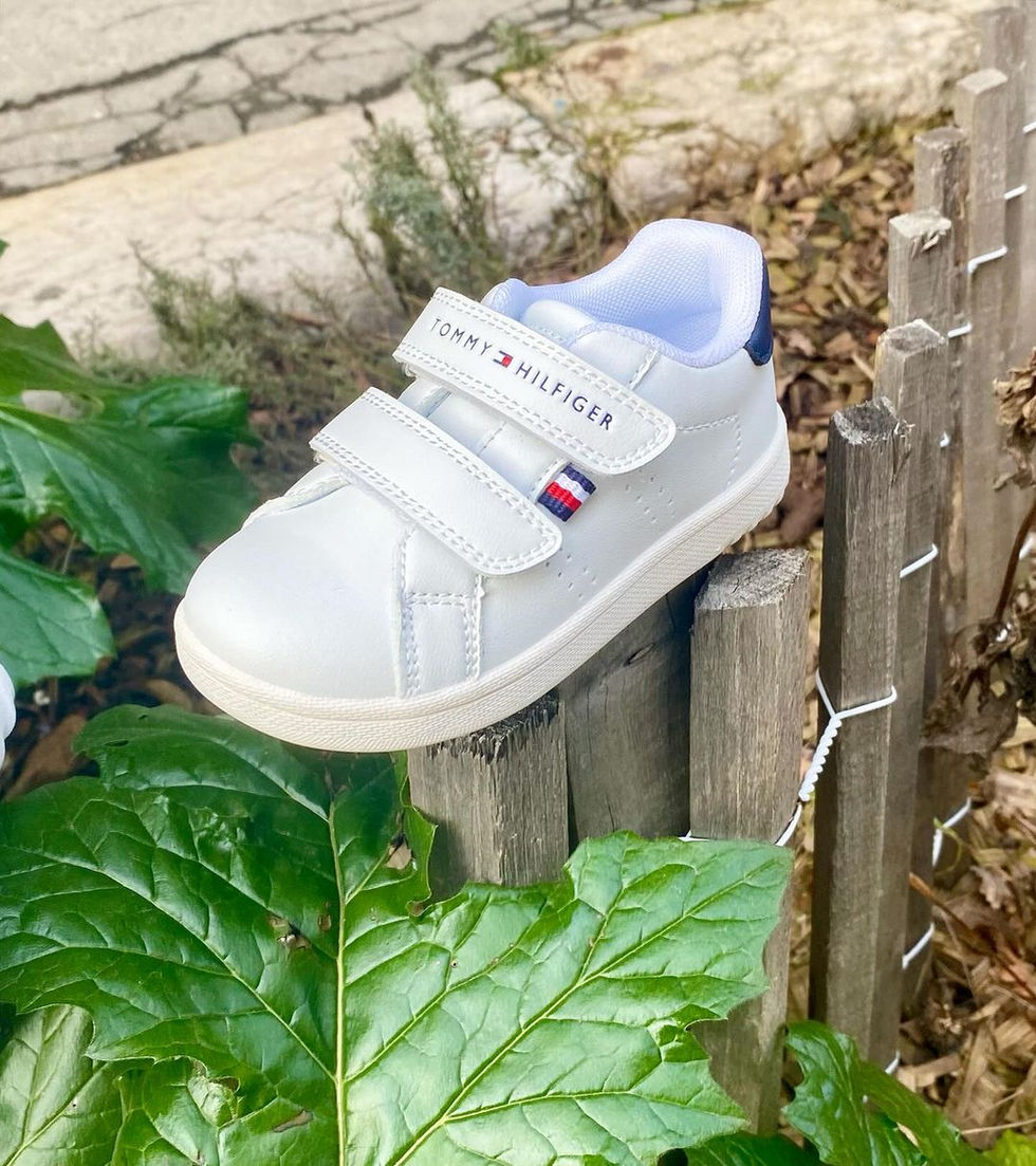 La nouvelle collection chaussures enafnt TOMMY HILIFIGER est arrivée chez DKS Grenoble ! Baskets blanches à scratch pour le printemps du 24 au 34 et lacet du 35 au 41. Sandales du 24 au 40.