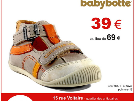 Chaussures bébé debout garçon
