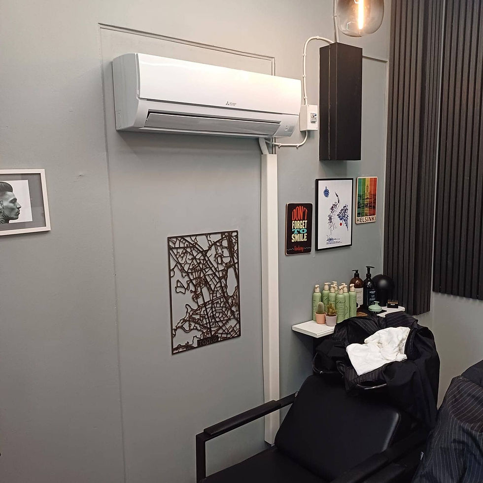NGSOY asentama Mitsubishi Electric HR25 Helsingissä. Asiakas halusi mitoiltaan sopivan laitteen viilentävään toimitilaa.
