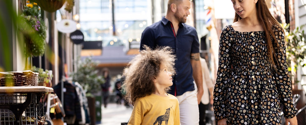 274009-family-shopping.jpg