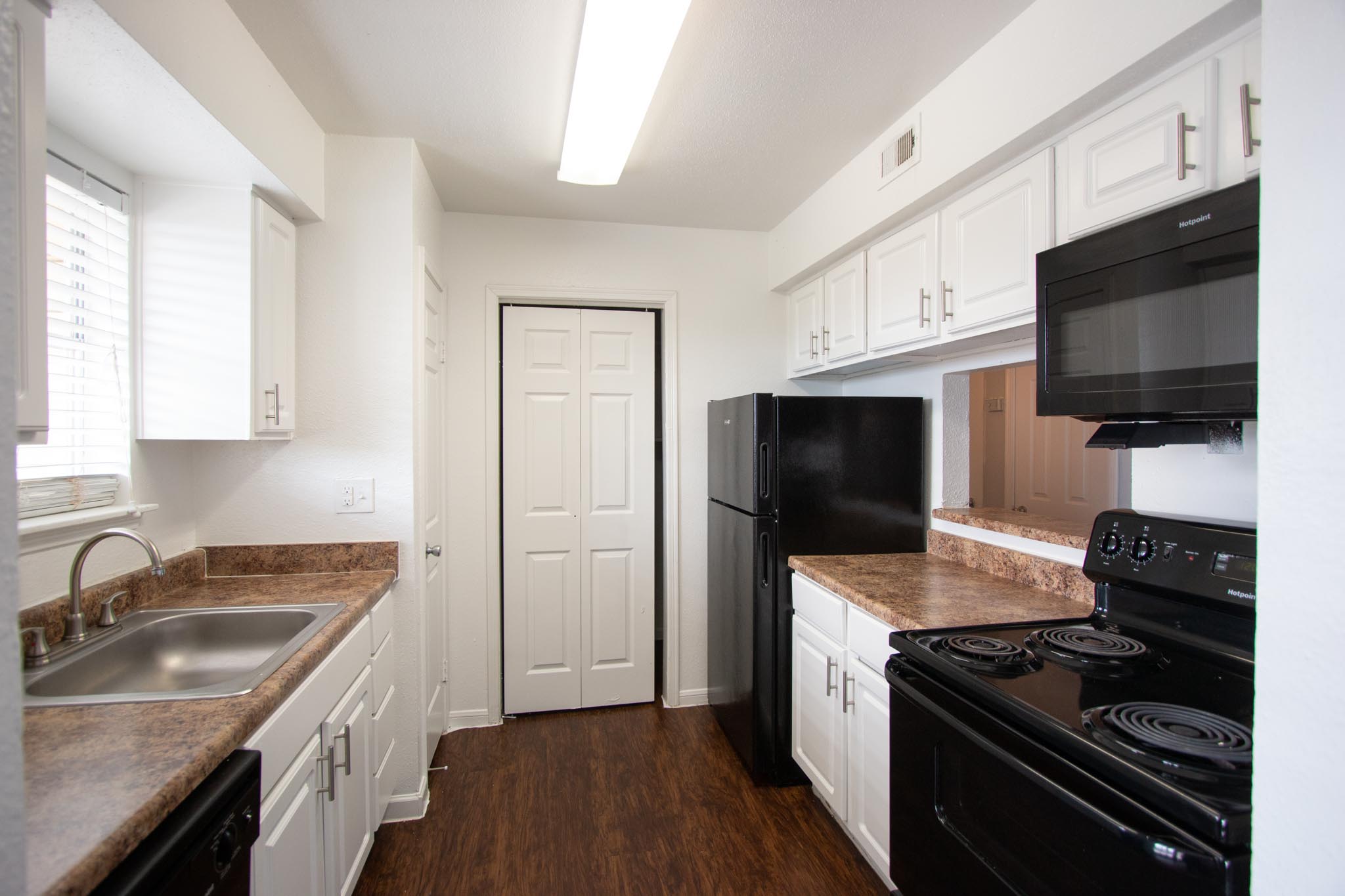 Gallery Spacious 2 & 3 BR Apts l Claridge Apartments